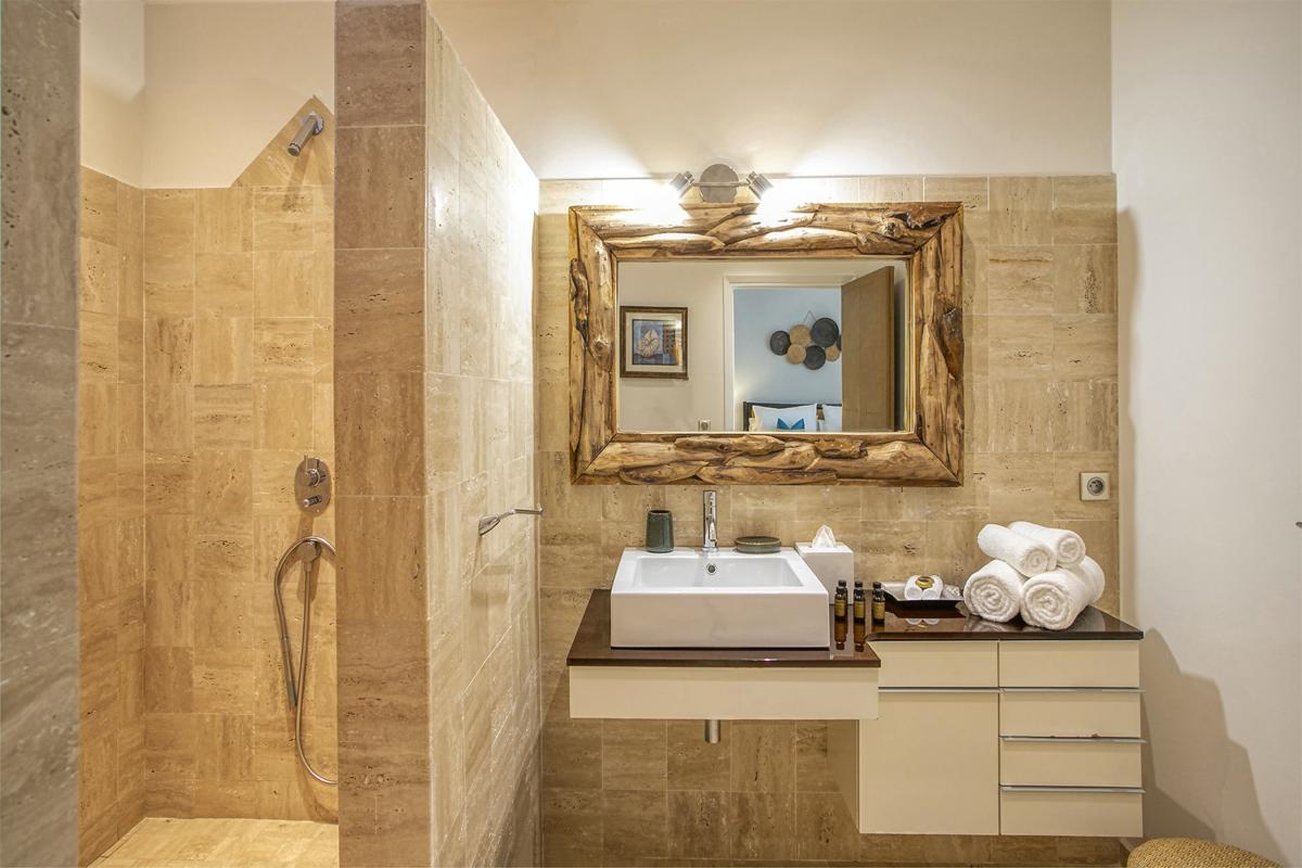 33-LesPalmiersBleus_Bathroom4_Location villa avec piscine terres basses saint martin